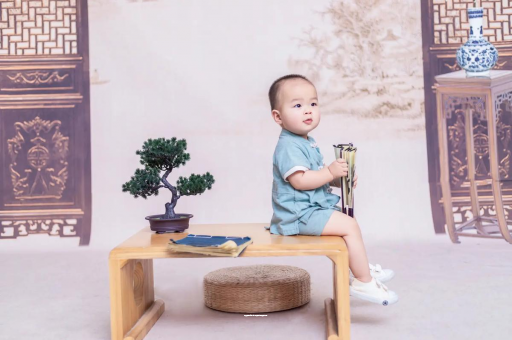 昆明女宝宝换尿布